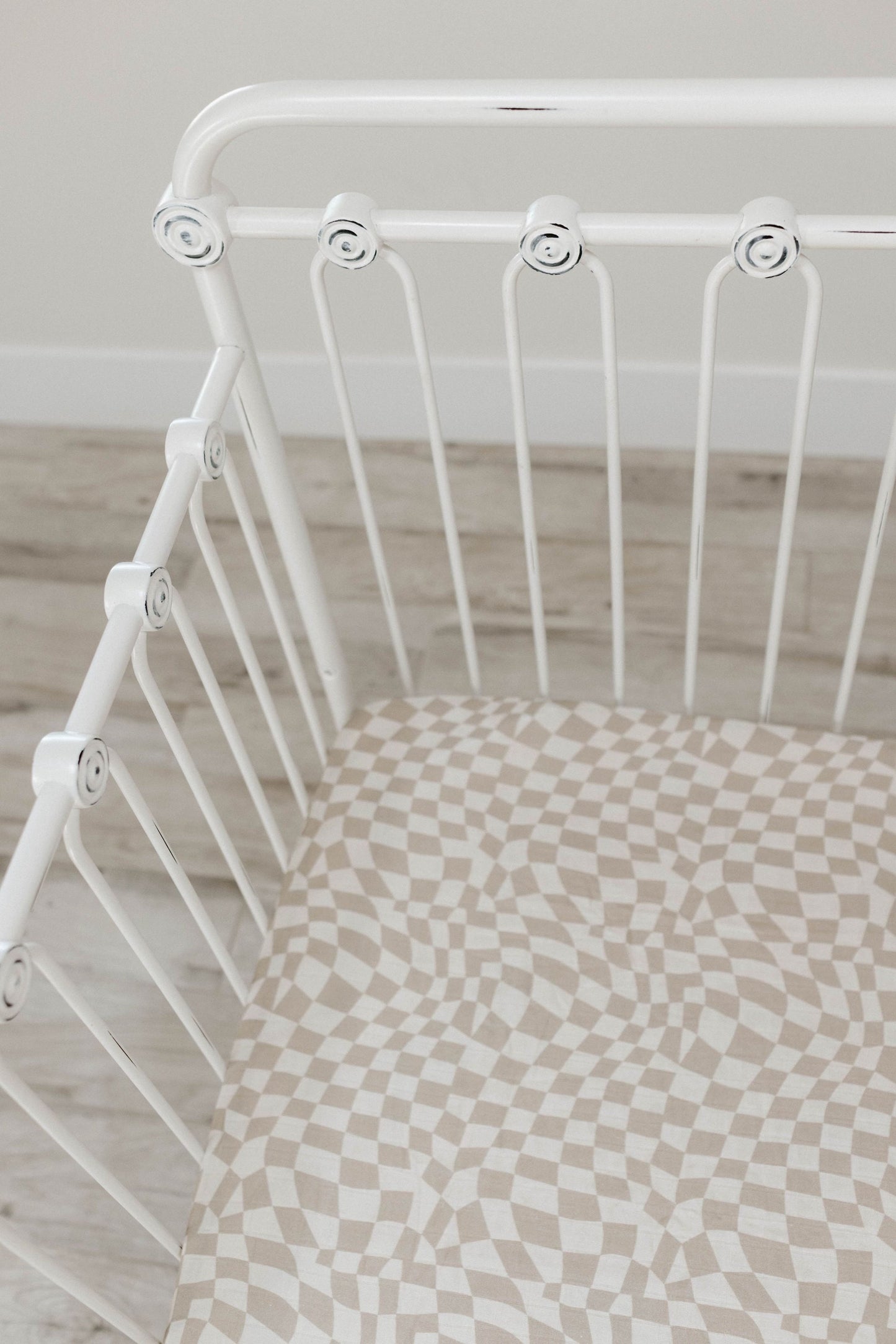 Wavy Checker | Crib Sheet