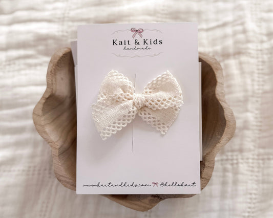 Crochet bow (ivory)